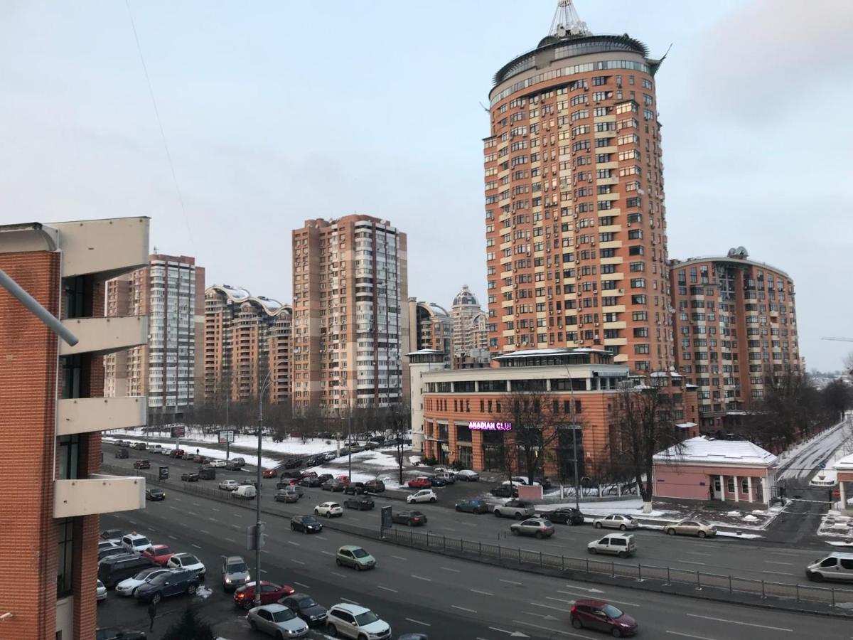 Sunny Apartment Overlooking The Royal Village كييف المظهر الخارجي الصورة